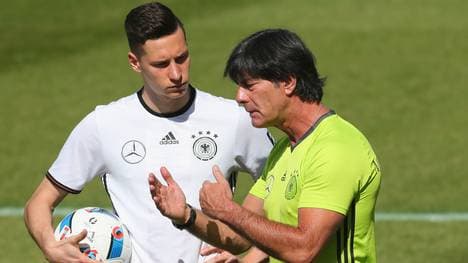 Julian Draxler und Joachim Löw