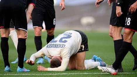 Florian Wirtz nach seinem Kreuzbandriss im Spiel gegen den 1.FC Köln am Boden