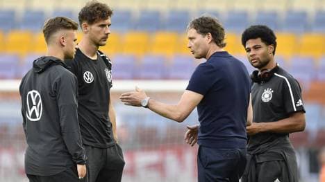 Leon Goretzka (2.v.l.) steht gegen Estland in der Startelf