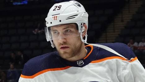 NEW YORK, NEW YORK - OCTOBER 08: Leon Draisaitl #29 of the Edmonton Oilers skates against the New York Islanders at NYCB's LIVE Nassau Coliseum on October 08, 2019 in Uniondale, New York. (Photo by Bruce Bennett/Getty Images)