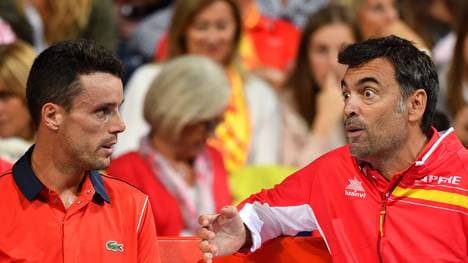 Spaniens Kapitän Sergi Brugera (r.) im Gespräch mit Roberto Bautista-Agut 