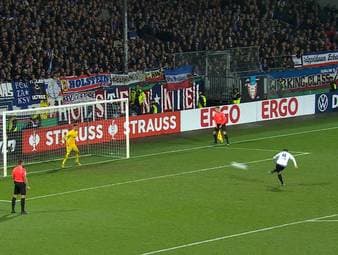 Kiel und Magdeburg liefern sich einen Pokal-Fight über 120 Minuten. Erst das Elfmeterschießen führt die Entscheidung herbei.