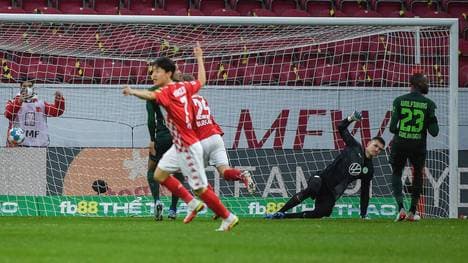 Jonathan Burkardt (M.) trifft für den FSV Mainz 05 zum 1:0 gegen den VfL Wolfsburg