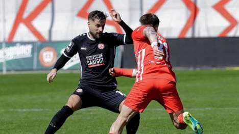 Der FSV Zwickau (rot) hat die Partie gegen Rot-Weiss Essen (schwarz) wegen des Bier-Wurf seines Fans verloren