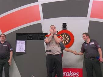 Dimitri Van den Bergh zieht mit einem 5:3-Sieg über Jonny Clayton zum ersten Mal in seiner Karriere in das WM Halbfinale ein.