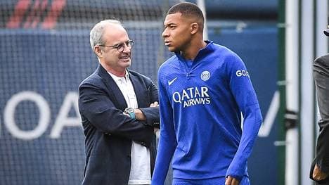 PSG-Kaderplaner Luis Campos (l.) will Kylian Mbappé eine schlagkräftige Mannschaft zusammenstellen