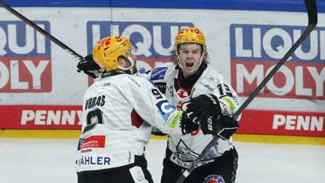 Die Bremerhavener Ziga Jeglic und Jan Urbas jubeln 