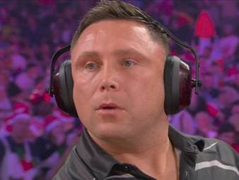 Gerwyn Price hat vor zwei Jahren nach einer Pause plötzlich Kopfhörer auf den Ohren - und spielt mit diesen sein Match gegen Gabriel Clemens weiter. Das bringt ihm jedoch wenig.