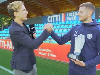 Timon Weiner von Holstein Kiel bekommt für 14 weiße Westen vergangene Saison eine besondere Auszeichnung übergeben.