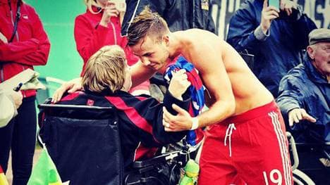 Mario Götze nimmt sich Zeit für seine Fans.