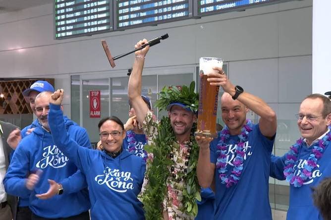 Dritter Ironman-Sieg: Hier wird Patrick Lange unter Applaus empfangen