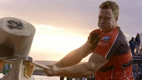 Stirling Hart ist die Anstrengung im Gesicht anzusehen