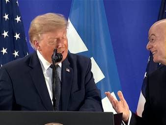 Donald Trump äußert sich nach Englands WM-Aus zu den taktischen Umstellungen von Thomas Tuchel - und insbesondere zu Harry Kane. An seiner Seite gibt FIFA-Präsident Gianna Infantino einmal mehr ein skurriles Bild ab.