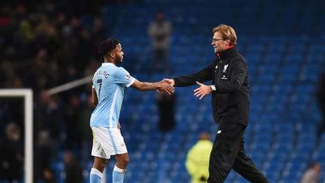 Manchester City v Liverpool - Premier League: Raheem Sterling (l.) und Jürgen Klopp begegnen sich regelmäßig in der Premier League