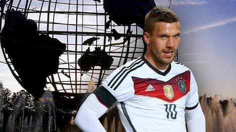 Lukas Podolski vor Globus
