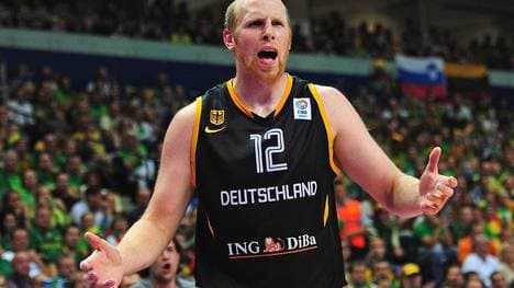 Chris Kaman blickt entsetzt im Trikot der Nationalmannschaft