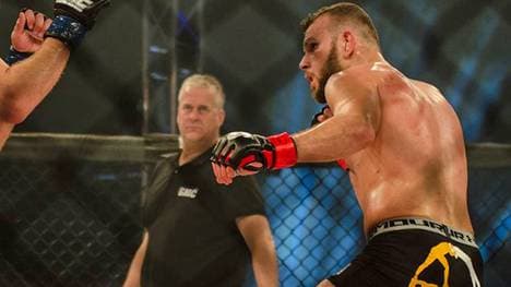 Jessin Ayari gewann in Hamburg sein UFC-Debüt gegen "Judo" Jim Wallhead nach Punkten