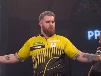 Scott Williams zeigt im Spiel gegen Paolo Nebrida wieder, warum er für seine Show bekannt ist. No-Look-180 und wilde Finish-Wege im ersten Satz machen die SPORT1-Kommentatoren sprachlos.