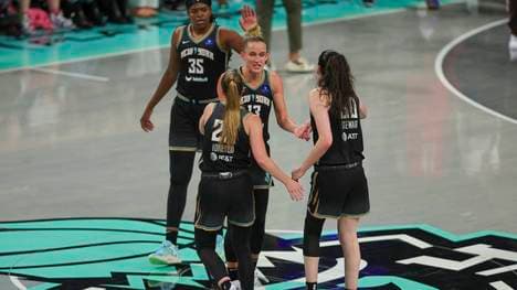 Leonie Fiebich (M., Nr. 13) wurde mit Liberty WNBA-Champion