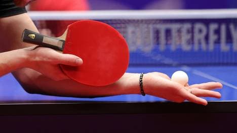 Tischtennisspieler kurz vor dem Aufschlag.