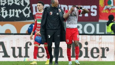  Mannschaftsarzt Dr. med. Jens-Ulrich Otto bringt den verletzten Carlos Gruezo vom Platz