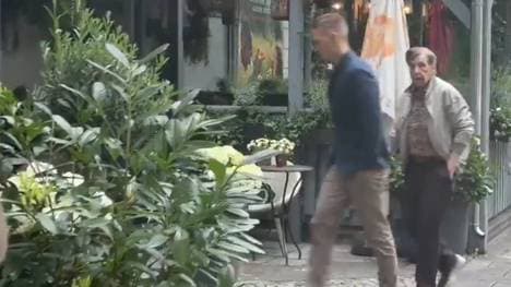 Star-Berater Pini Zahavi (r.) auf dem Weg zu Verhandlungen mit den Bayern-Bossen