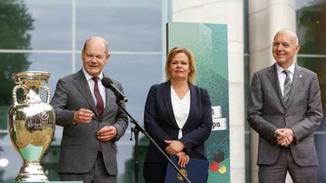 Olaf Scholz (l.) beim Einjahres-Countdown zur EM 2024