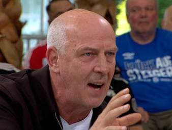 Im Hinblick auf das Dribbling von Michael Olise versucht SPORT1-Experte Maik Franz zu erklären, was es so schwer zu verteidigen macht. Dabei fällt ihm Mario Basler ins Wort. 