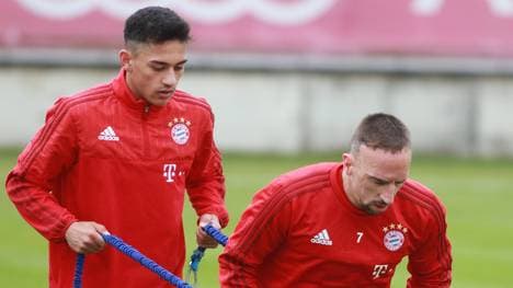 Yousef Emghames (l.) 2016 im Bayern-Training mit Franck Ribéry