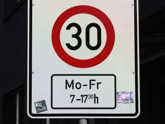 Tempolimit mit Zusatzzeichen ist auch am Feiertag gültig
