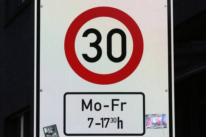 Tempolimit mit Zusatzzeichen ist auch am Feiertag gültig