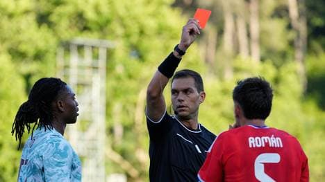 Feldverweis: Rafael Leão (l.) und Ivan Morales sehen Rot