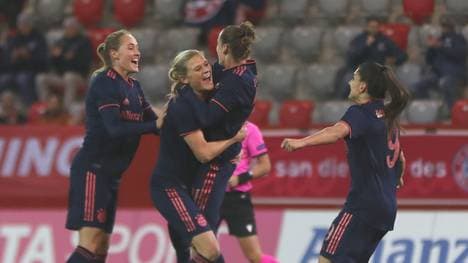 Die Bayern feiern Torschützin Carina Wenninger