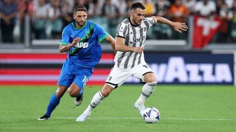 Filip Kostic (r.) gab sein Debüt für Juventus