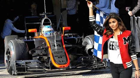 Lara Alvarez (r.) ist die neue Frau an Fernando Alonsos Seite