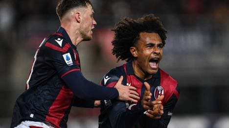 Joshua Zirkzee (r.) begeistert die Fans in Bologna