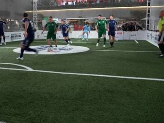 Kap Verdes Kult-Keeper Vozinha erlebt in New York einen besonderen Moment: Beim FIFA Legends Cup kickt er bei einem Kleinfeldturnier im Rockefeller Center mit und gegen einige der größten Stars der Fußballgeschichte. 