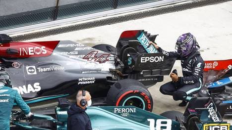 Lewis Hamilton inspizierte nach dem Qualifying seinen beschädigten Mercedes