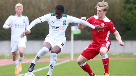 Mamadou Doucouré (l.) beim Regionalliga-Duell gegen Ahlen