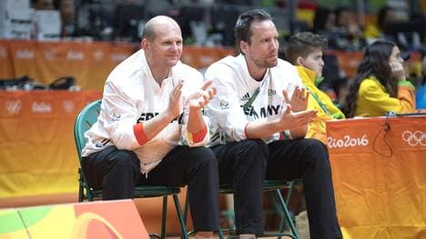 Holger Hasse (l.) spricht über einen möglichen Streik