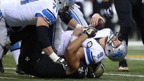 Hier gelang es Kasim Edebali (am Boden liegend) einmal Matthew Stafford zu stoppen