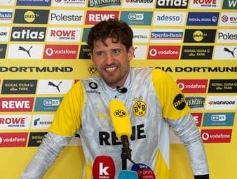 Gregor Kobel erweist sich als kleine Leseratte. Im Trainingslager in Marbella verrät der BVB-Keeper, was er gerade ließt. 