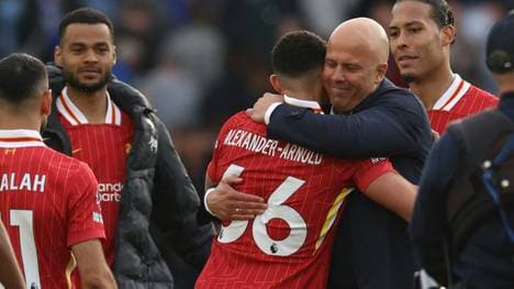 Slot und Torschütze Alexander-Arnold jubeln gemeinsam