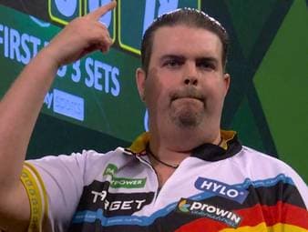 Gabriel Clemens gelingt in seinem Auftaktspiel bei der Darts-WM ein seltenes Kunststück. Im Match gegen Alex Spellman checkt er die 170 Punkte mit drei Darts.