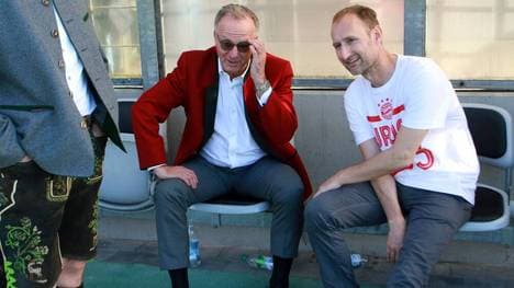 Karl-Heinz Rummenigge (l.) im Gespräch mit Bayern-Campus-Leiter Jochen Sauer