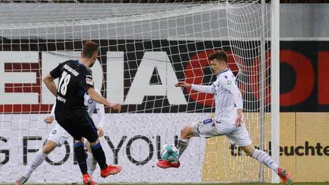 19.03.2021, Fussball, 2. Bundesliga 2020 2021, 26. Spieltag, SC Paderborn 07 - Karlsruher SC, GER, Paderborn, Benteler-Arena, Bild. Marvin Wanitzek (Karlsruher SC) re. blockt einen Schuss von Dennis Srbeny (SC Paderborn 07) DFL REGULATIONS PROHIBIT ANY USE OF PHOTOGRAPHS AS IMAGE SEQUENCES AND OR QUASI-VIDEO. *** 19 03 2021, Football, 2 Bundesliga 2020 2021, 26 Matchday, SC Paderborn 07 Karlsruher SC, GER, Paderborn, Benteler Arena, Picture Marvin Wanitzek Karlsruher SC re blocks a shot by Dennis Srbeny SC Paderborn 07 DFL REGULATES PROHIBIT ANY USE OF PHOTOGRAPHS AS IMAGE SEQUENCES AND OR QUASI VIDEO.