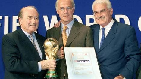 Archivfoto: Blatter, Beckenbauer und Radmann (v.li.)