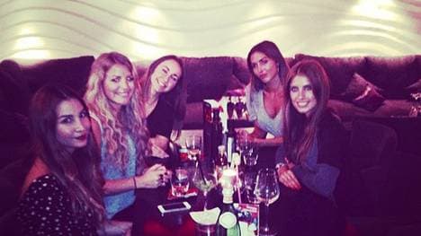 Gute Stimmung am Tisch: Hier planen Cathy Fischer und Co. die Wiesn 2014 .