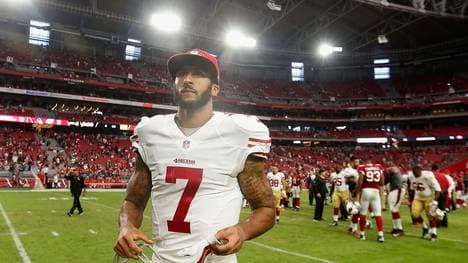 Colin Kaepernick verweigert sich aus Protest gegen sein Land der Nationalhymne