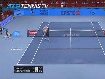 Gaël Monfils und Diego Schwartzman sorgen beim ATP-Turnier in Wien für ein absolutes Highlight. Ein unglaublicher Ballwechsel endet nicht ganz regelgerecht.